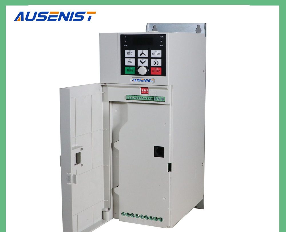 Variador de frecuencia en un gabinete industrial